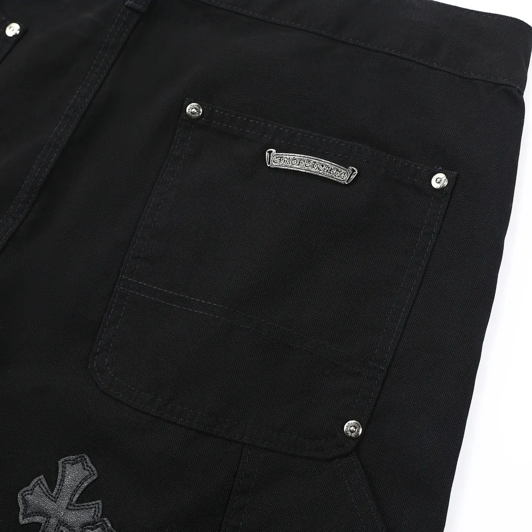 P280 💰 (Top version) Chrome hearts Cross patch leather jeans workwear logging pants Chrome hearts logging pants are here! ! ! CH Croix Heart Double Knee Cross Patch Leather Bo1 Style Logging Pants Straight-leg Work Pants B136 Croix Heart Cross Sanskrit Overalls Price 20W level, patchwork cross pattern embellishment, high-waisted washed jeans! ! Absolutely high-end luxury products, 1.9W level god-level single products, super popular products, made by top heavy industry, not to be missed. About Zangyin, this is an extremely luxurious fashion brand, which can also be called the nobles of the high street. It has always been an exclusive brand of some hipsters or rich second generation. Compared with ordinary high streets, it is more luxurious and noble. Compared with luxury brands, it has a more fashionable personality and has always been a brand that I have a special liking for. Imported yarn is custom-woven into a high-density twill canvas, which ensures a crisp silhouette while also making the fabric feel very delicate. It follows the B01 classic silhouette, with a crisp and stylish upper body. The ready-made garments are stone-ground and fermented, so they can be matched with any style. Buttons and zinc-drawn washables are genuine YKK retro metal products. Double-layered canvas on the front. Perfect details. All hardware is perfect. Size: S-XXL Color: Black